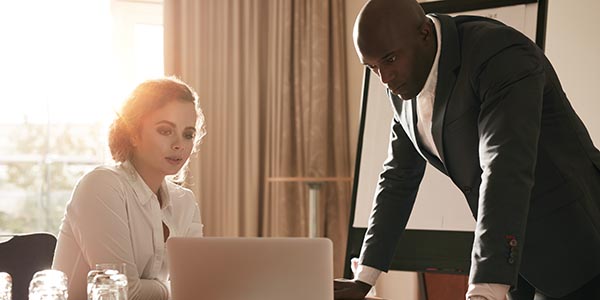 Geschäftsleute, die sich beraten - Business