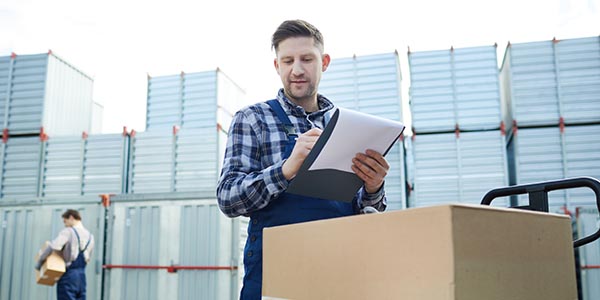 Person, die sich um Logistik kümmert - Vertrieb